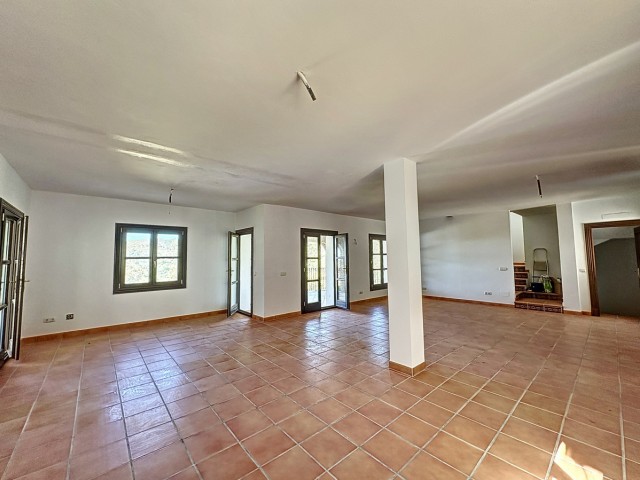 5 Bedrooms Villa in Casares