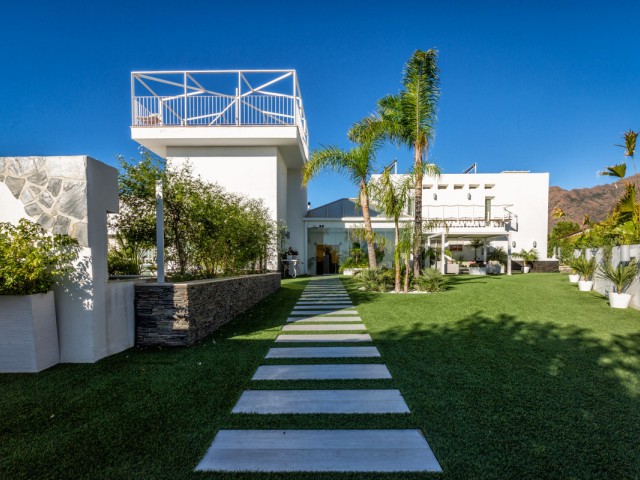 7 Soveroms Villa i Estepona