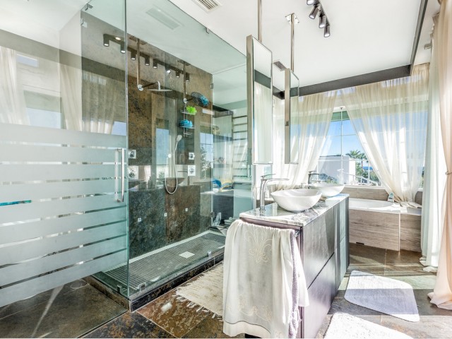 7 Sovrums Villa i Estepona