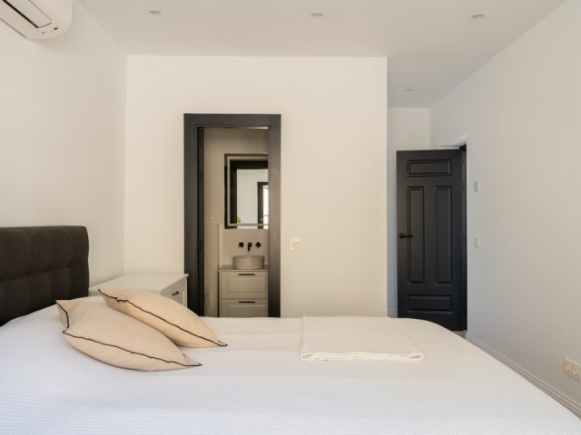 Villa con 5 Dormitorios  en Casares