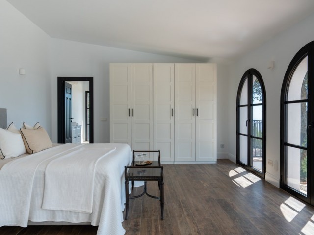 Villa con 5 Dormitorios  en Casares