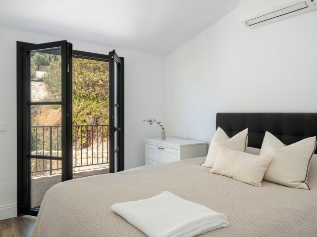 Villa con 5 Dormitorios  en Casares