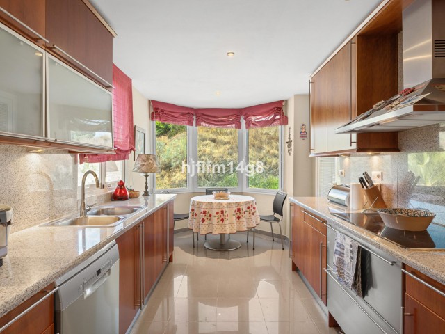 3 Bedrooms Apartment in Nueva Andalucía