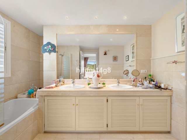 3 Bedrooms Apartment in Nueva Andalucía