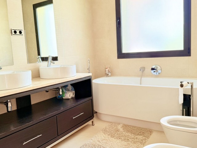 Penthouse in Altos de los Monteros