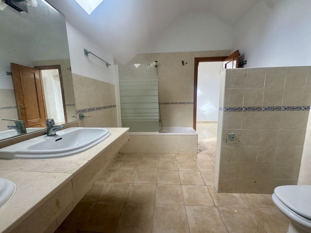 Adosado con 3 Dormitorios  en Marbella