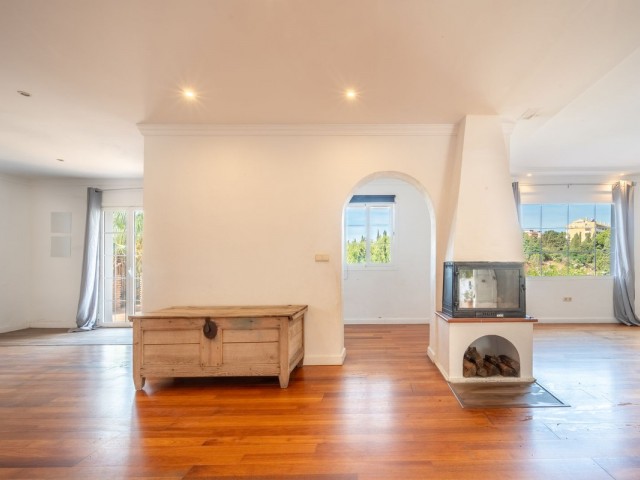 Villa con 4 Dormitorios  en Elviria