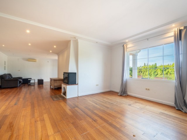 Villa con 4 Dormitorios  en Elviria