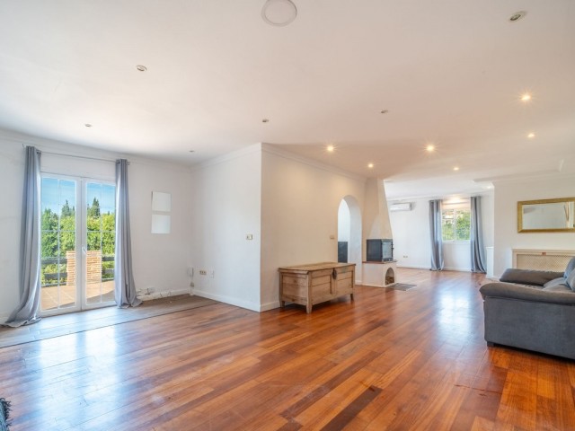 Villa con 4 Dormitorios  en Elviria