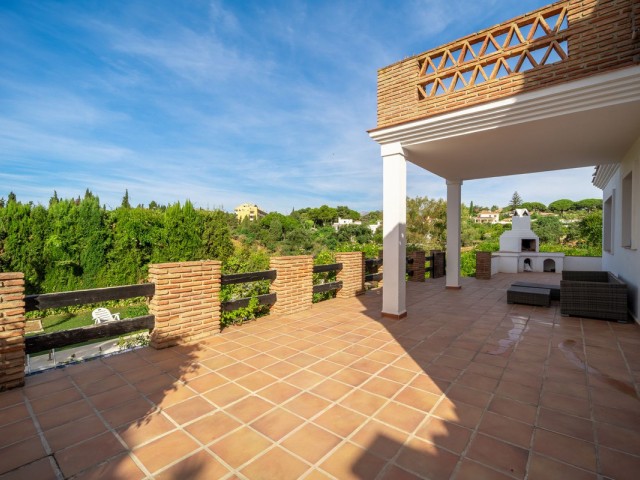 Villa con 4 Dormitorios  en Elviria