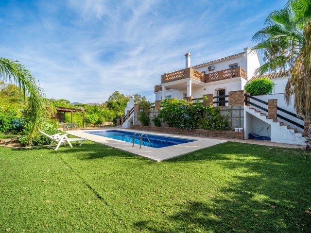 Villa con 4 Dormitorios  en Elviria