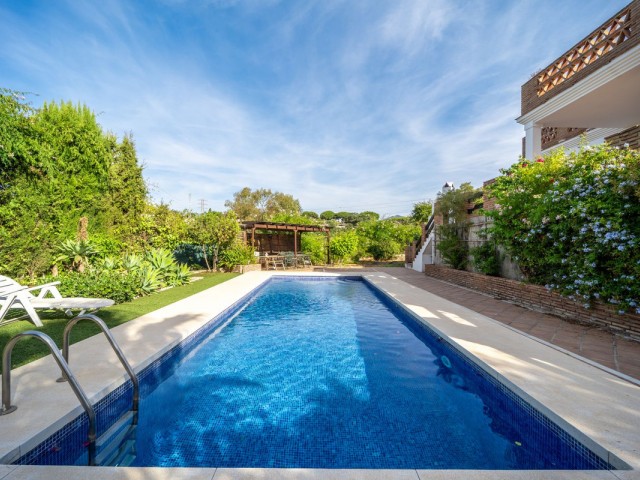 Villa con 4 Dormitorios  en Elviria