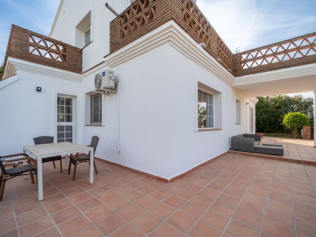 Villa con 4 Dormitorios  en Elviria