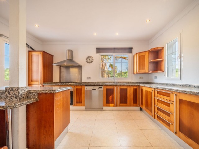 Villa con 4 Dormitorios  en Elviria