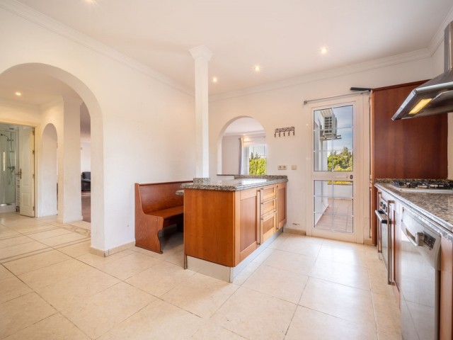 Villa con 4 Dormitorios  en Elviria