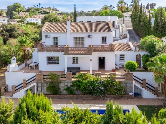 Villa con 4 Dormitorios  en Elviria