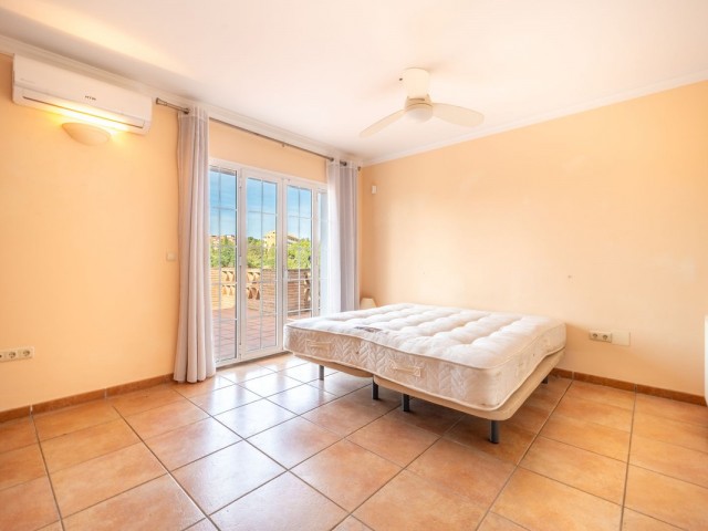 Villa con 4 Dormitorios  en Elviria