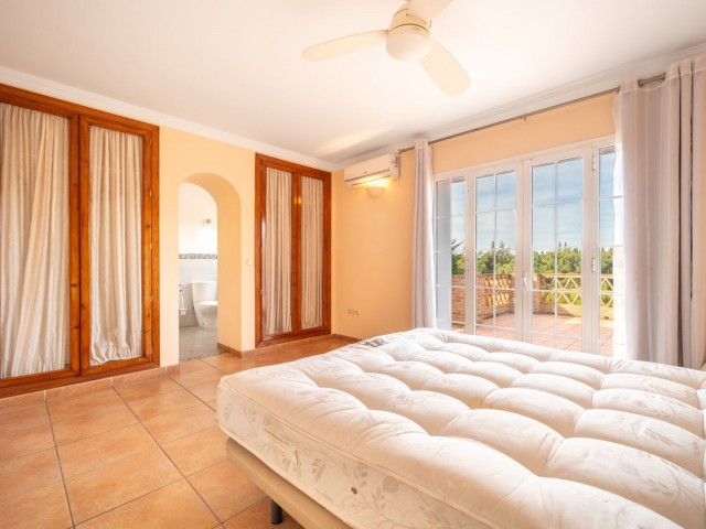 Villa con 4 Dormitorios  en Elviria