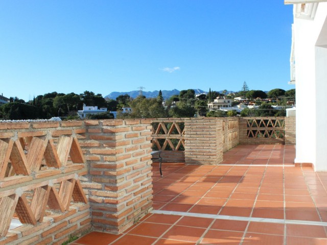 Villa con 4 Dormitorios  en Elviria