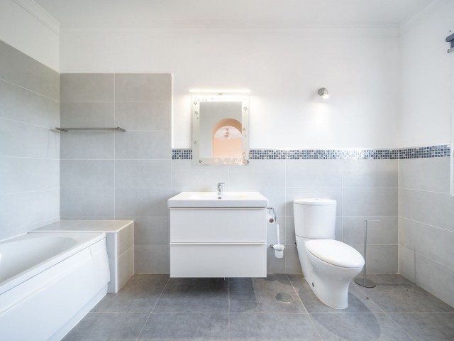 Villa con 4 Dormitorios  en Elviria