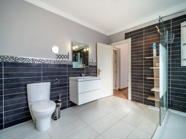 Villa con 4 Dormitorios  en Elviria