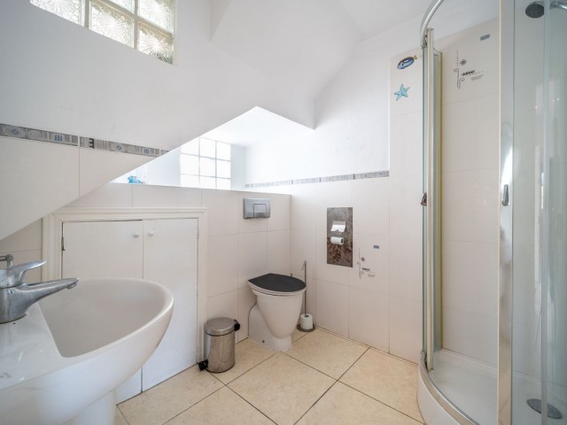 Villa con 4 Dormitorios  en Elviria