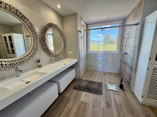 4 Bedrooms Apartment in Guadalmina Baja