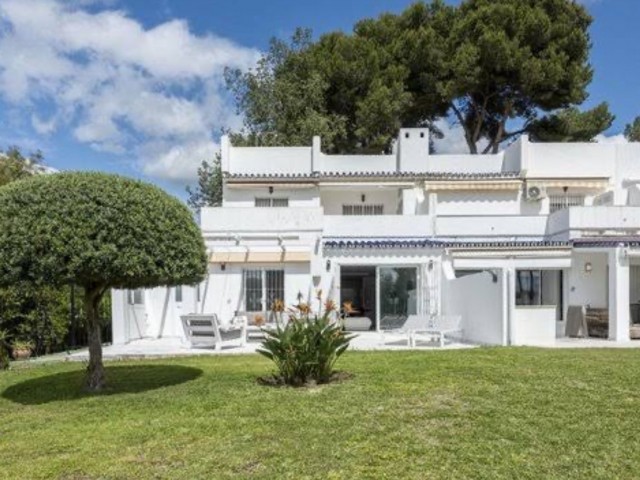 2 Bedrooms Apartment in Nueva Andalucía