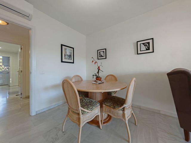 Apartamento con 2 Dormitorios  en Calahonda