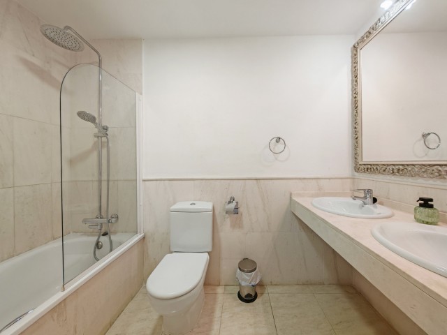 Apartamento con 2 Dormitorios  en Calahonda