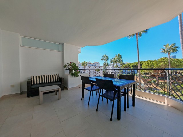 Apartamento con 2 Dormitorios  en Calahonda