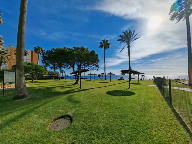 Apartamento con 2 Dormitorios  en Calahonda