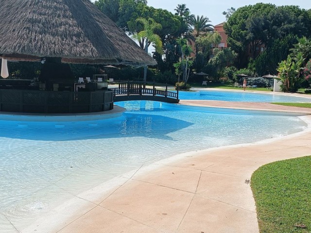 Appartement avec 3 Chambres  à Guadalmina Baja