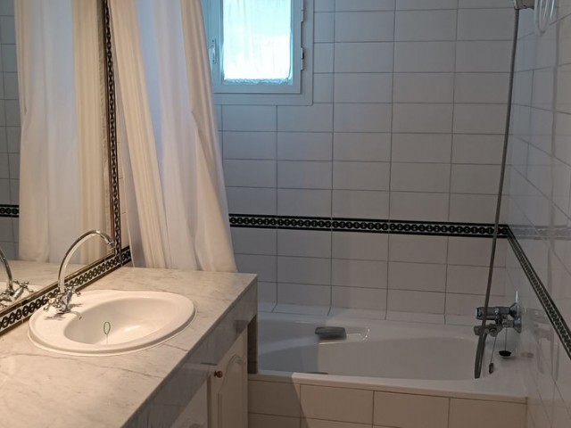 Appartement avec 3 Chambres  à Guadalmina Baja
