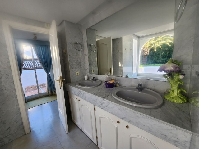 Appartement avec 3 Chambres  à Guadalmina Baja