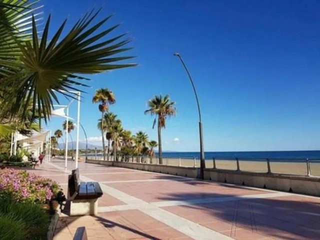 Apartamento con 3 Dormitorios  en Estepona