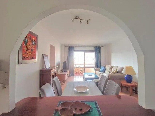 Apartamento con 3 Dormitorios  en Estepona