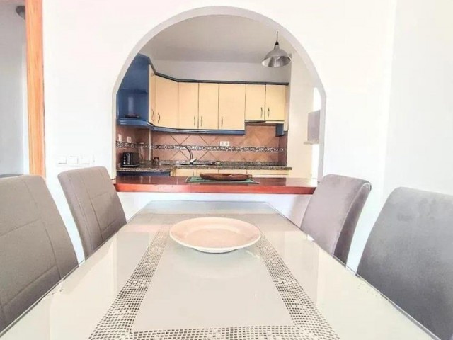 Apartamento con 3 Dormitorios  en Estepona