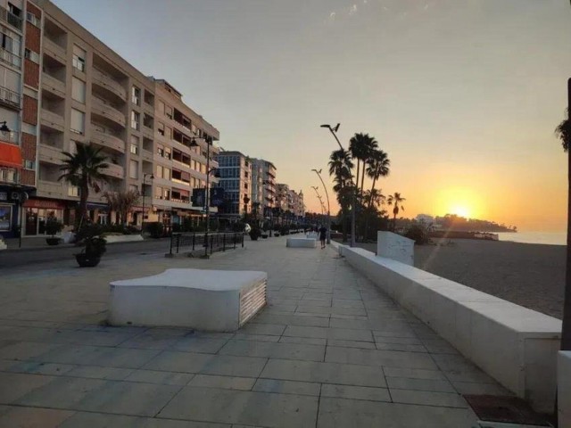 Apartamento con 3 Dormitorios  en Estepona