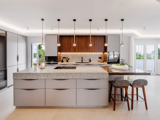 Ático con 5 Dormitorios  en Nueva Andalucía