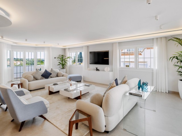 Ático con 5 Dormitorios  en Nueva Andalucía