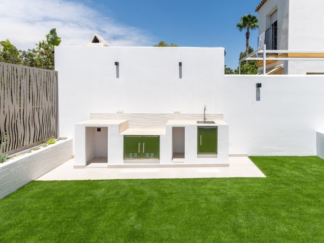 4 Bedrooms Townhouse in New Golden Mile