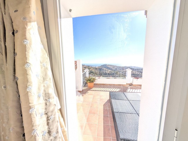 Ático con 2 Dormitorios  en Calahonda