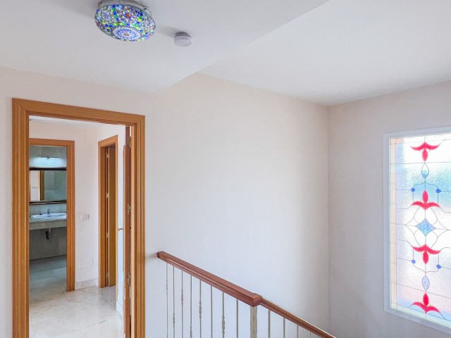 Villa con 4 Dormitorios  en Cerros del Aguila