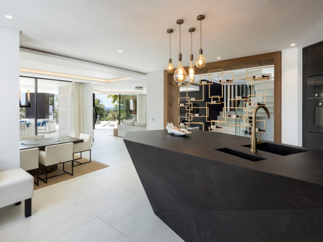 5 Bedrooms Villa in Benahavís