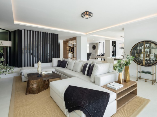 5 Bedrooms Villa in Benahavís