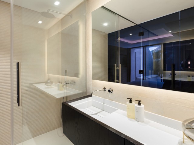 5 Bedrooms Villa in Benahavís