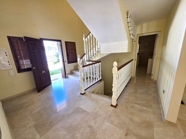 Villa con 4 Dormitorios  en Hacienda Las Chapas