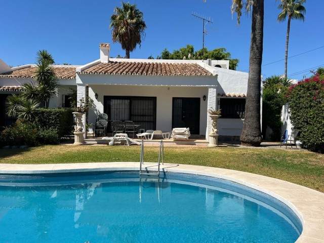 4 Soveroms Villa i Estepona