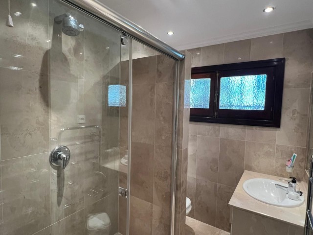 4 Soveroms Villa i Estepona